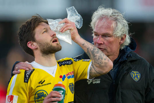 Falkenbergs Tibor Joza med en ispåse och Falkenbergs