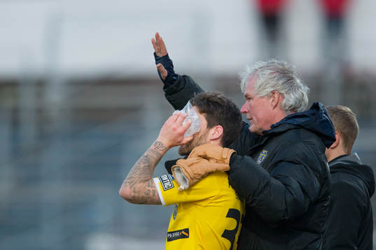 Falkenbergs Tibor Joza med en ispåse och Falkenbergs