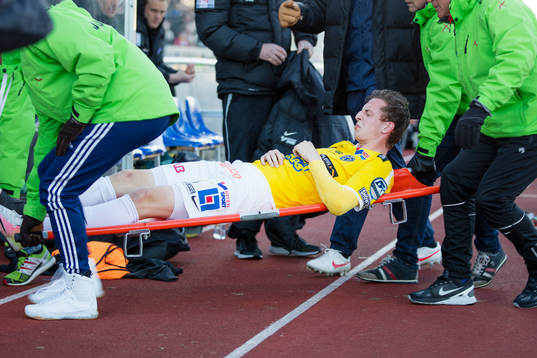Falkenbergs Gustaf Nilsson bärs ut på bår