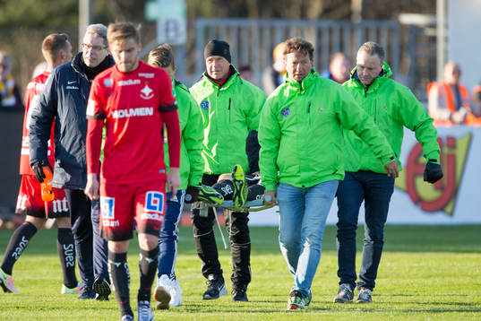 Norrköpings målvakt David Mitov Nilsson bärs av planen