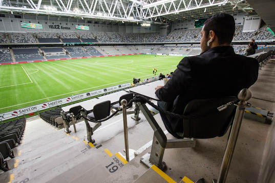En vakt bevakar pressläktaren på Tele2 Arenasom fått en