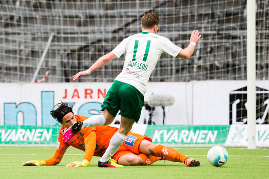 Jönköpings målvakt Damir Mehic stoppar ett anfall från