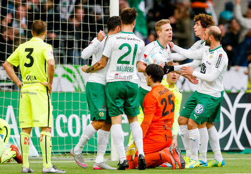 Hammarbys Erik Israelsson jublar med lagkamraterna