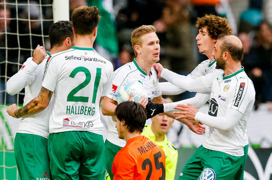 Hammarbys Erik Israelsson jublar med lagkamraterna