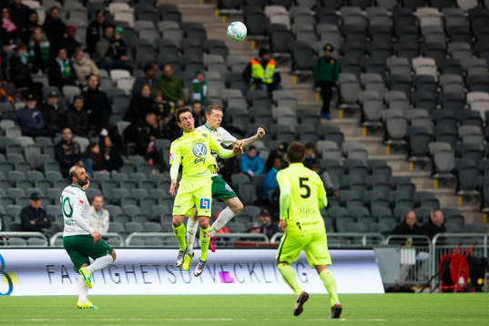 Jönköpings Daryl Smylie i en nickduell med med Hammarbys