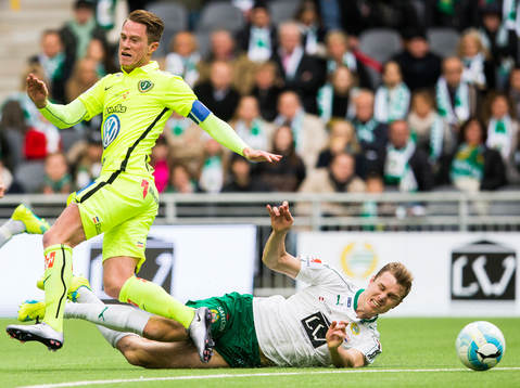 Jönköpings Tommy Thelin blir av med bollen till Hammarbys