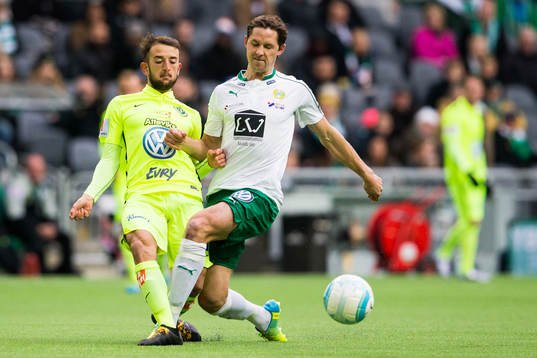 Jönköpings Robert Gojani i kamp om bollen med Hammarbys