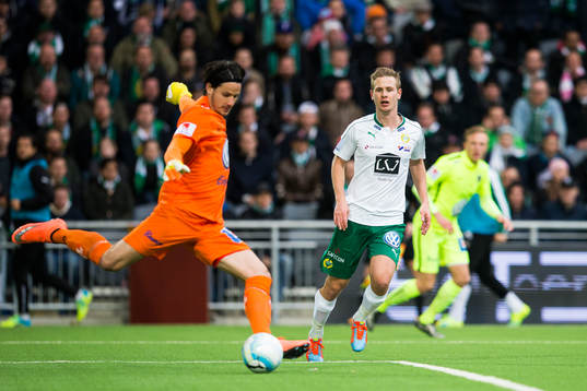 Jönköpings målvakt Damir Mehic skjuter iväg bollen