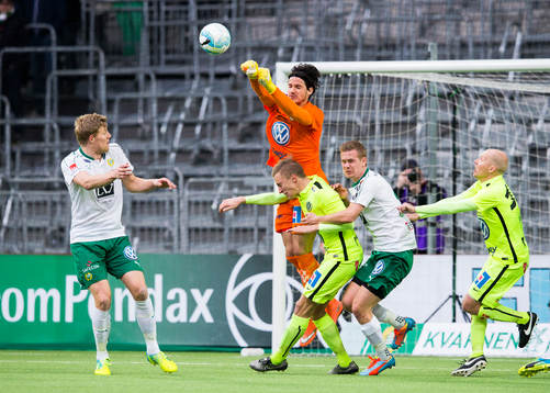 Jönköpings målvakt Damir Mehic boxar bort bollen