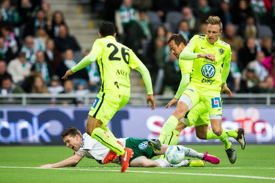 Hammarbys Birkir Már Saevarsson går omkull i en närkamp