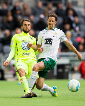 Jönköpings Robert Gojani i kamp om bollen med Hammarbys