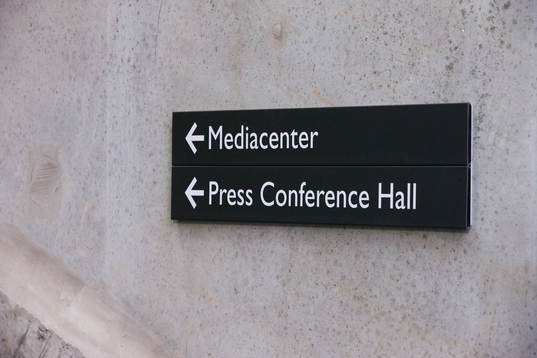 En skylt som visar vägen till Mediacenter