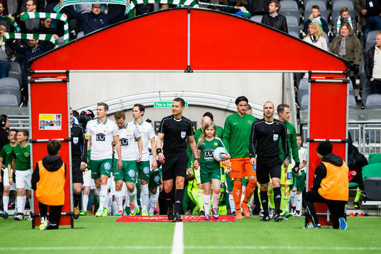 Domare Martin Strömbergsson och spelarna kliver in på