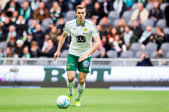 Hammarbys Richard Magyar med bollen