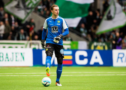 Hammarbys målvakt Ögmundur Kristinsson med bollen