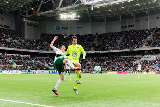 Hammarbys Birkir Már Saevarsson i kamp om bollen med
