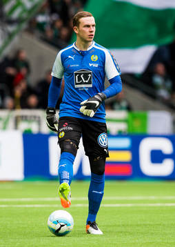 Hammarbys målvakt Ögmundur Kristinsson med bollen