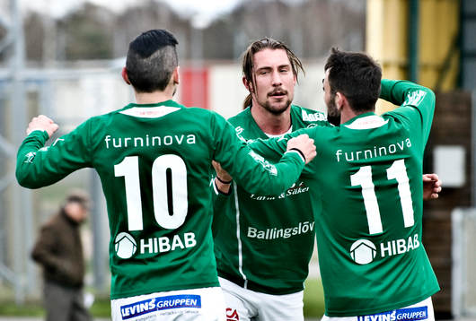 Kristian Eriksson gratuleras av Burim Rexhepi och Lindon