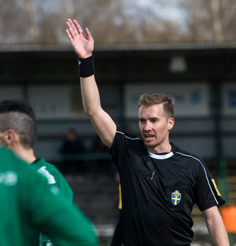 Domare Fredrik Rönning i matchen på Österås
