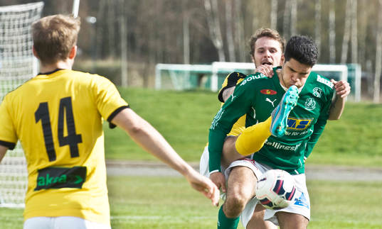 Hässleholms Tommy Filipovic med bollen