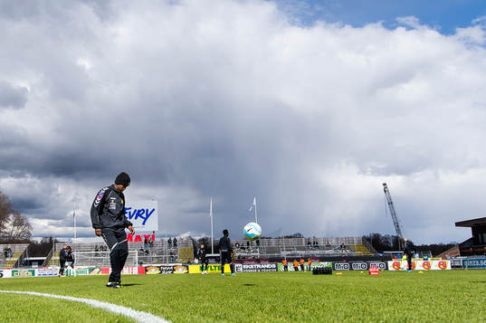 GAIS spelare värmer upp före fotbollsmatchen i Superettan