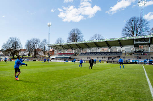 Halmstads spelare värmer upp före fotbollsmatchen i