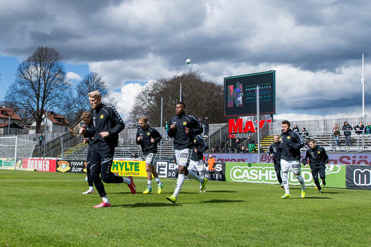 GAIS spelare värmer upp före fotbollsmatchen i Superettan