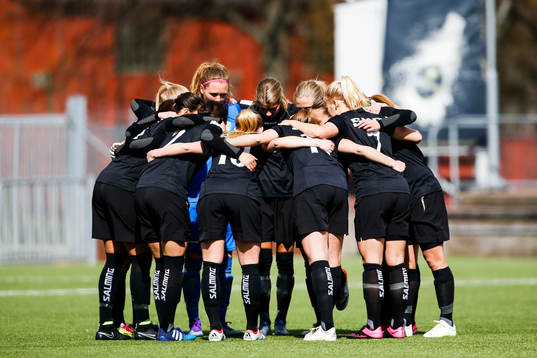 Göteborgs spelare före fotbollsmatchen i Damallsvenskan