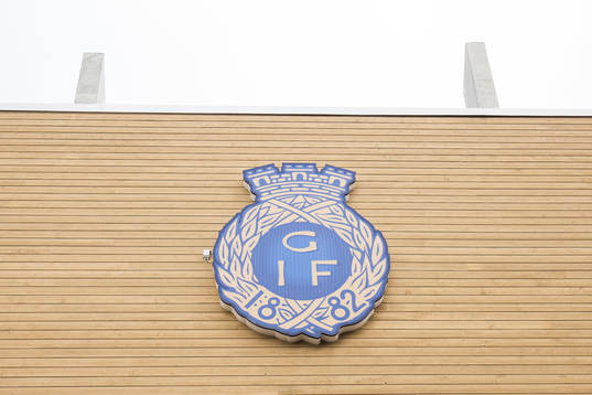 s klubbmärke på fasaden till Gavlevallen