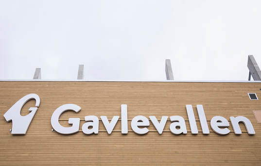 Skylt på fasaden på Gavlevallen
