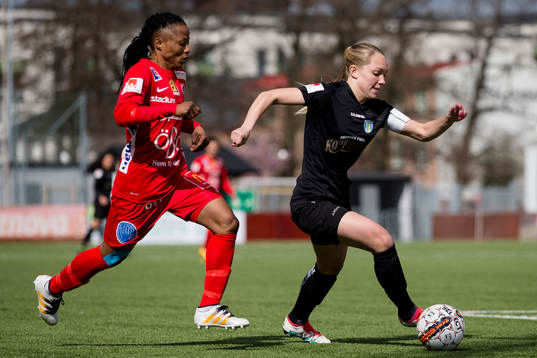 Örebros Ogonna Chukwudi jagar Göteborgs Elin Rubensson