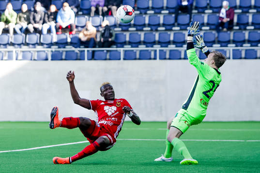 Östersunds Abdullahi Gero med en målchans framför Gefles