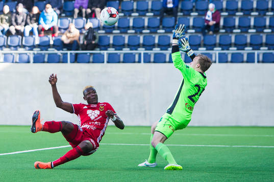 Östersunds Abdullahi Gero med en målchans framför Gefles