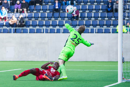 Östersunds Abdullahi Gero med en målchans framför Gefles