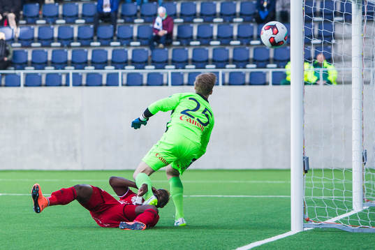 Östersunds Abdullahi Gero med en målchans framför Gefles