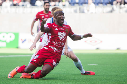Östersunds Abdullahi Gero faller i straffområdet