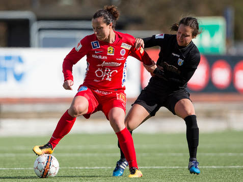 Örebros Melissa Tancredi täcker bollen för Göteborgs