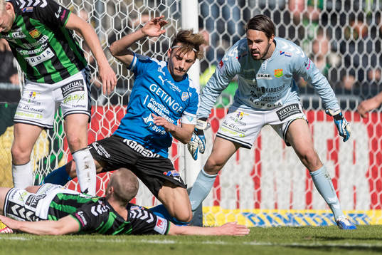 Halmstads Sead Haksabanovic och GAIS målvakt Tommi Vaiho