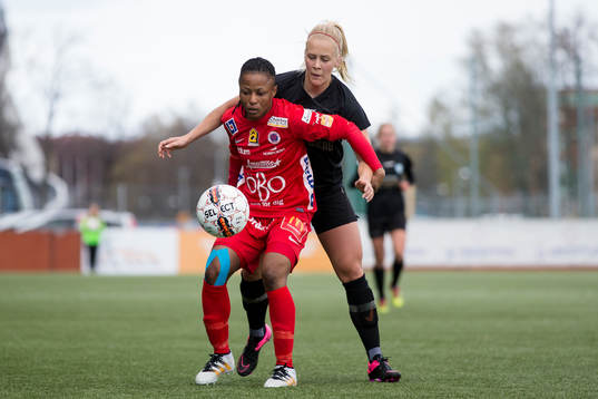 Örebros Ogonna Chukwudi håller undan för Göteborgs
