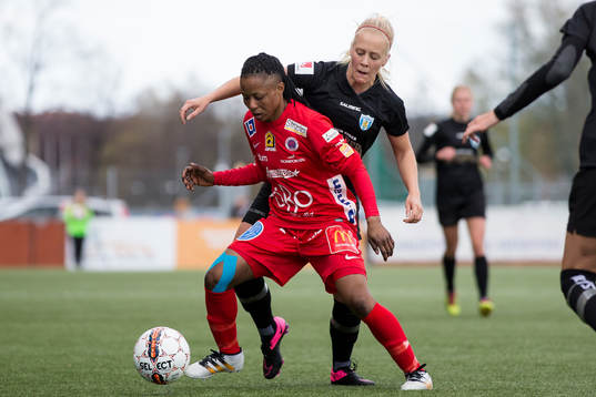 Örebros Ogonna Chukwudi håller undan för Göteborgs