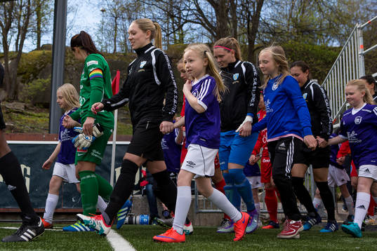 Örebros målvakt Carola Söberg och Göteborgs Elin