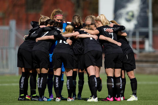 Göteborg samlade innan fotbollsmatchen i Damallsvenskan