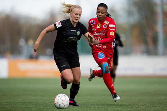 Göteborgs Adelina Engman före Örebros Ogonna Chukwudi