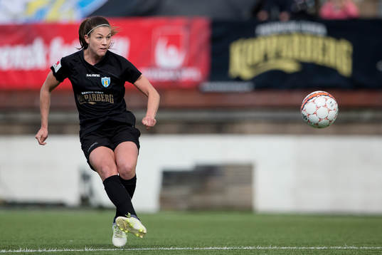 Göteborgs Pauline Hammarlund skjuter en frispark som går