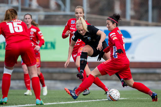 Göteborgs Sara Linden skjuter ett skott