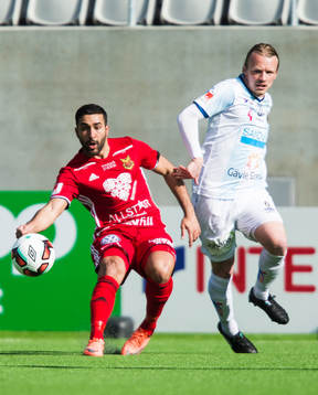 Östersunds Saman Ghoddos i kamp om bollen med Gefles