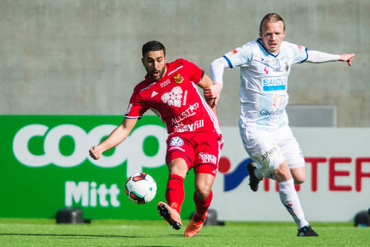 Östersunds Saman Ghoddos i kamp om bollen med Gefles
