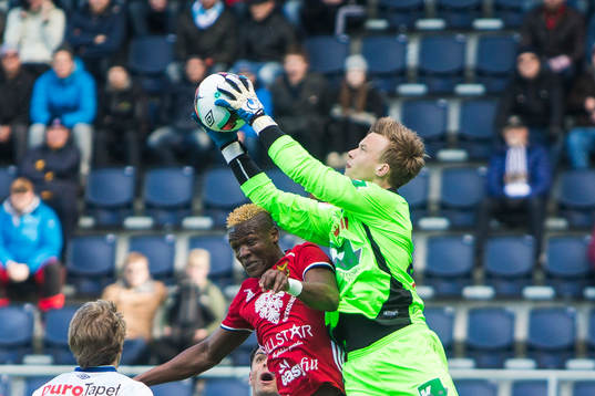 Gefles målvakt Andreas Andersson tar ner ett inlägg