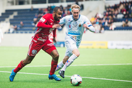 Östersunds Alex Dyer i kamp om bollen med Gefles Jacob