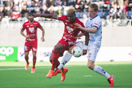 Östersunds Abdullahi Gero i kamp om bollen med Gefles